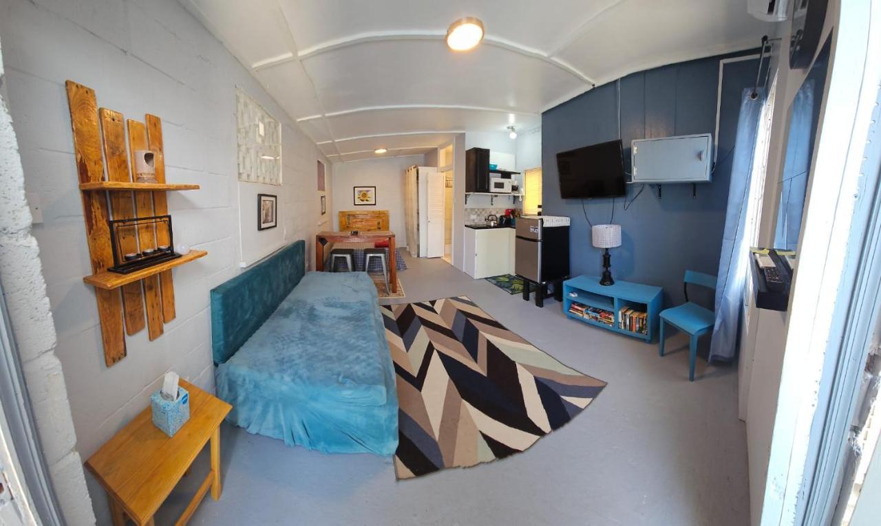 Gloria'S Mini Hideaway Apartment Крайст Чърч Екстериор снимка