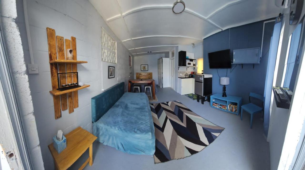 Gloria'S Mini Hideaway Apartment Крайст Чърч Екстериор снимка